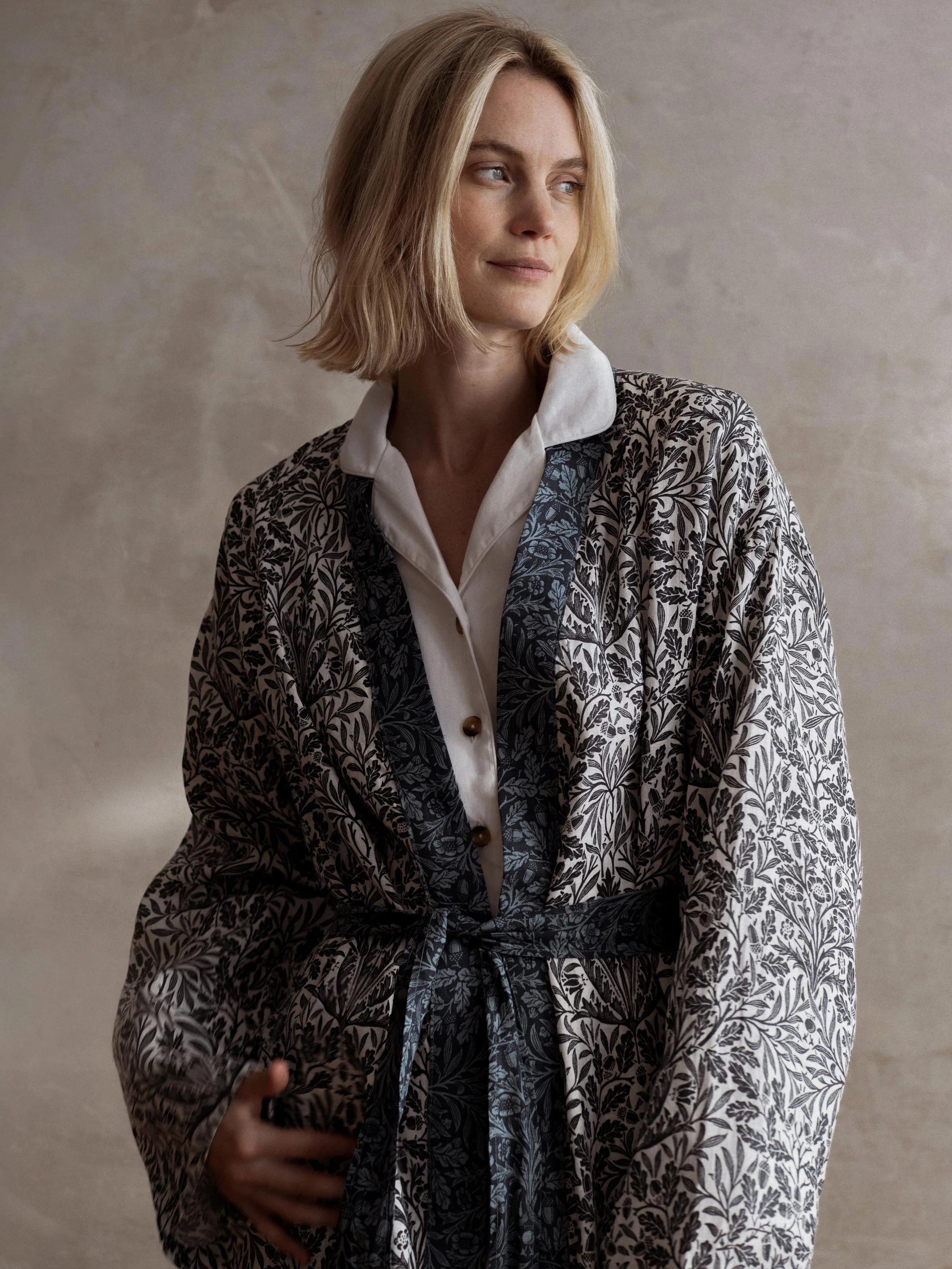 Ernest Blue Pure Acorn Linen Robe and Sleep Mask - Image 2