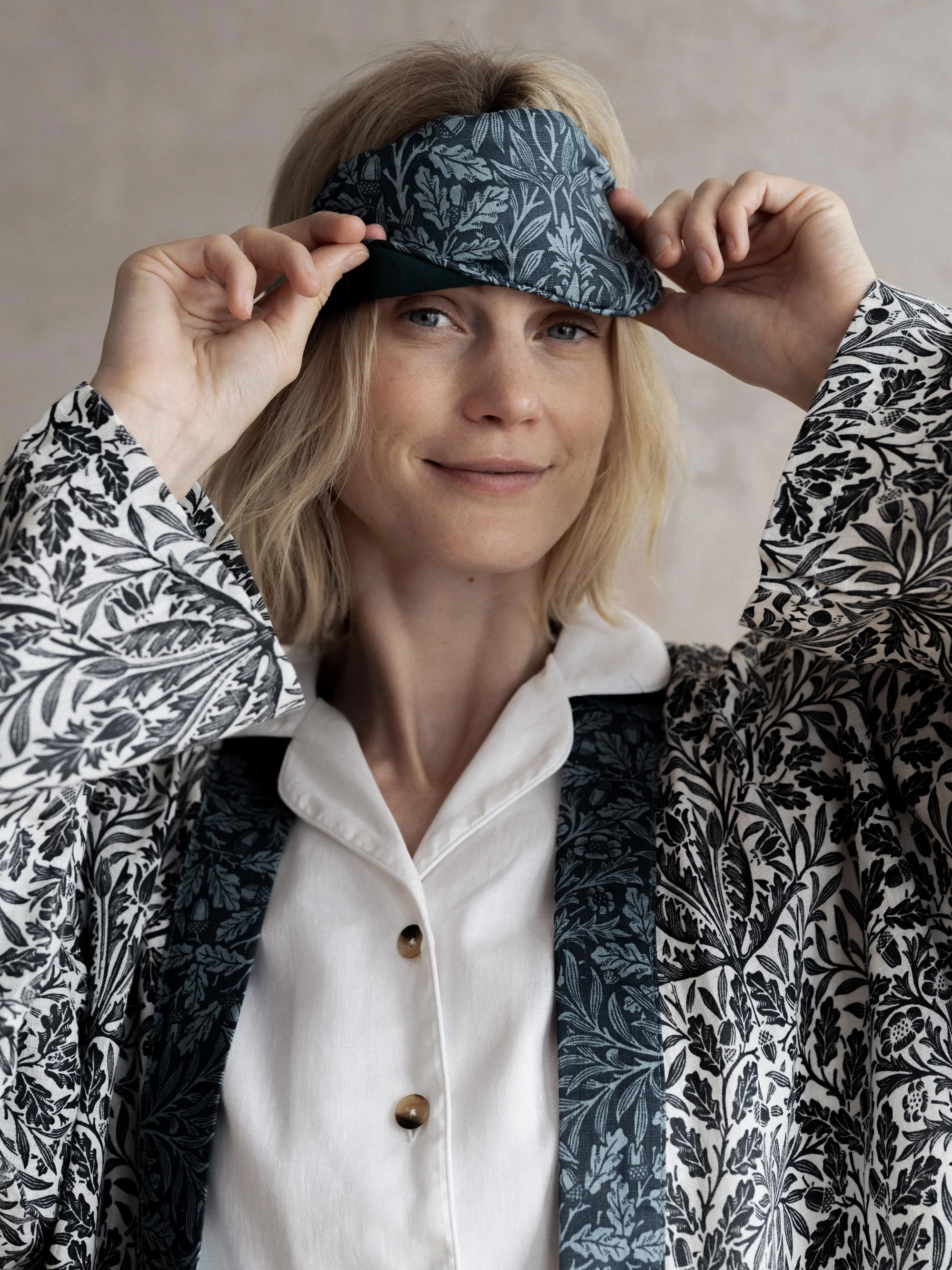 Ernest Blue Pure Acorn Linen Robe and Sleep Mask - Image 3